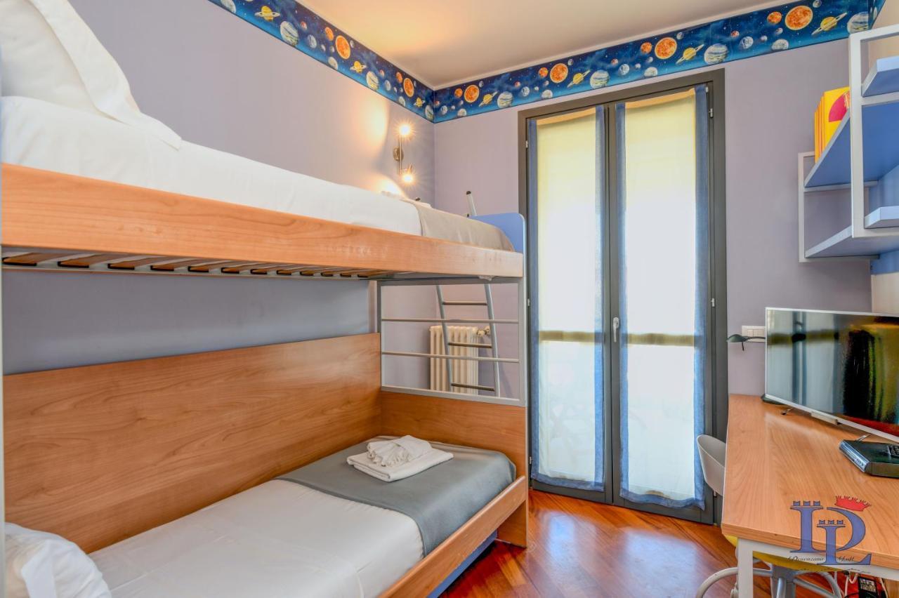 Desenzanoloft Official Partner Marriott Homes & Villas -Butterfly And 5 Pools Family Apartment Desenzano del Garda Buitenkant foto