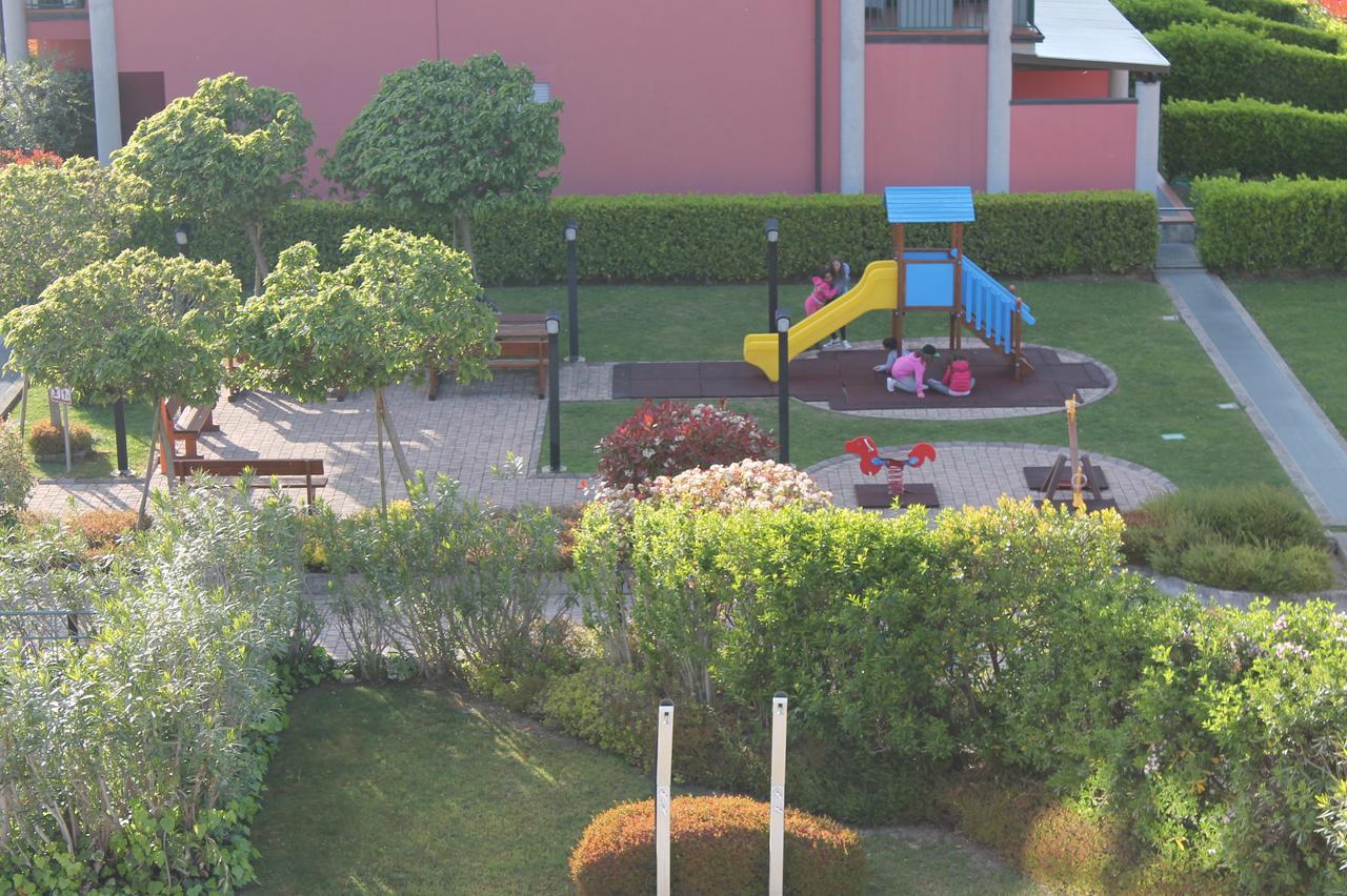Desenzanoloft Official Partner Marriott Homes & Villas -Butterfly And 5 Pools Family Apartment Desenzano del Garda Buitenkant foto